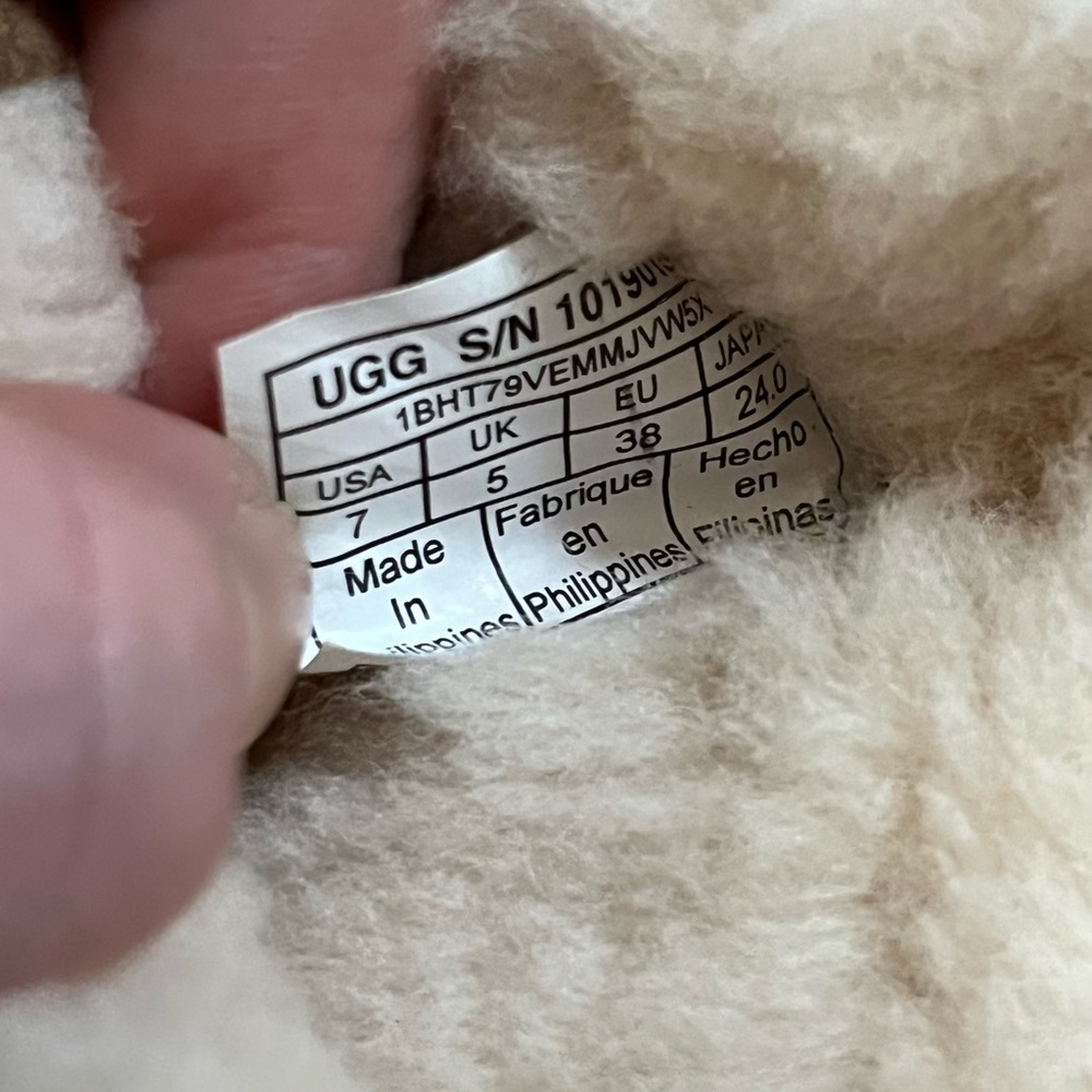 UGG Women's Dakota Suede & Shearling Pom-Pom Slippers/Moccasins Size 7/7.5 W - Picture 8 of 9